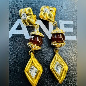 CHANEL VINTAGE GRIPOIX CLIP ON EARRINGS ( LIVE SHOWING)